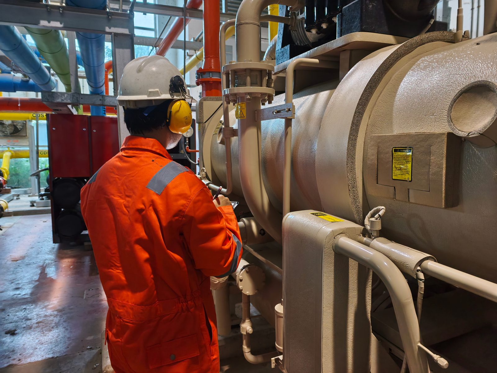 Técnico revisando un chiller industrial